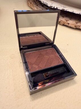Burberry WET & DRY SILK SHADOW in MULBERRY No.204